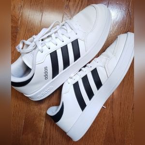 8.5 Adidas white sneakers classic style